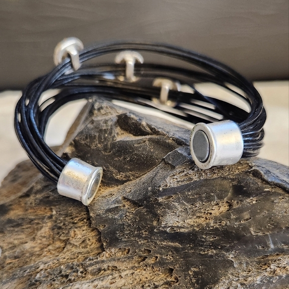 NWOT Black leather rhinestone bracelet with magnet clasp - Picture 4 of 4